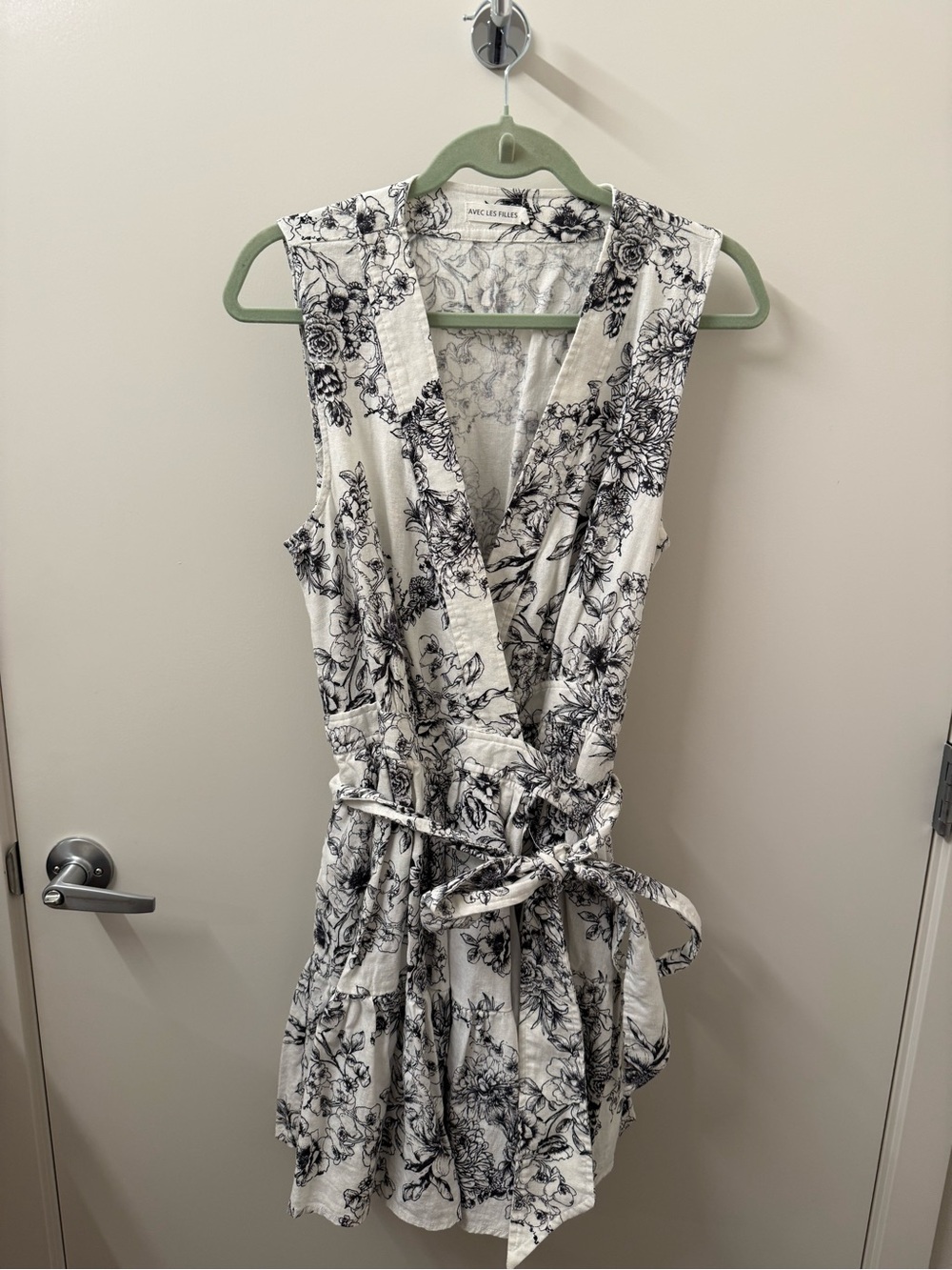 Avec Les Filles Black & White Floral Sleeveless Mini Dress
